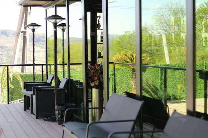 Lounge 17 of 21