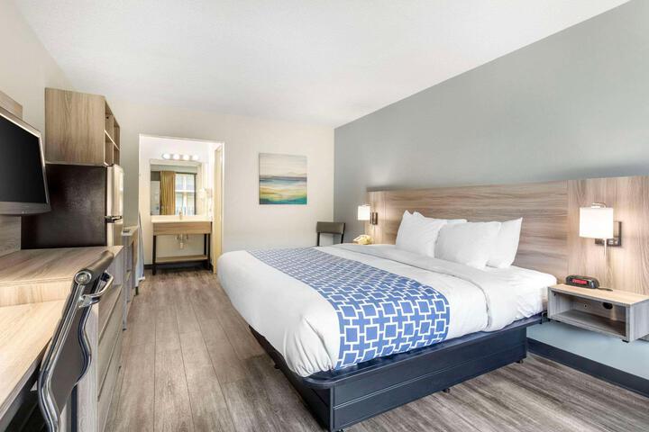 1 King Bed Efficiency (7 of 8)
