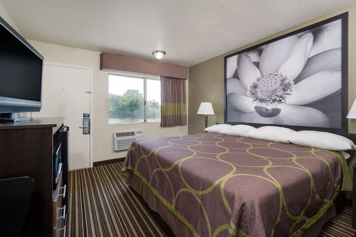 1 King Bed (1 of 4)