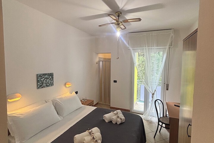 Room 4 of 25