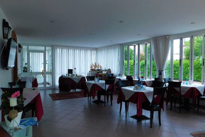 Lounge 21 of 28
