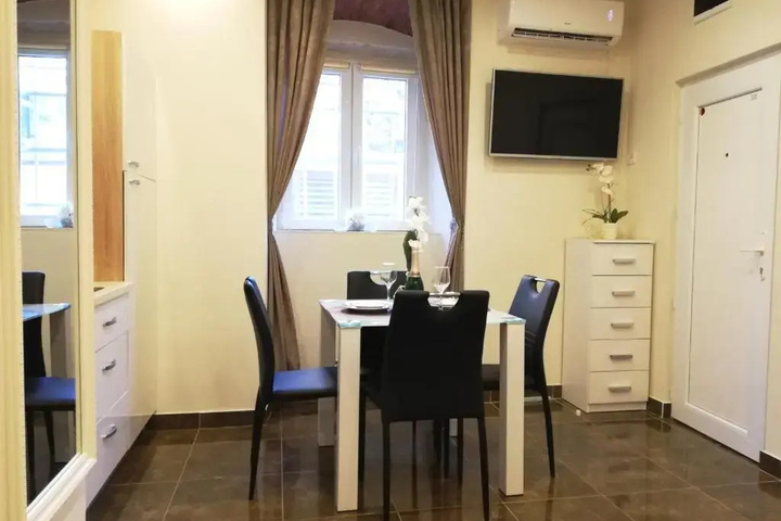 Room 4 of 13