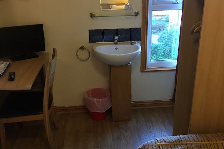 Room 6 of 40