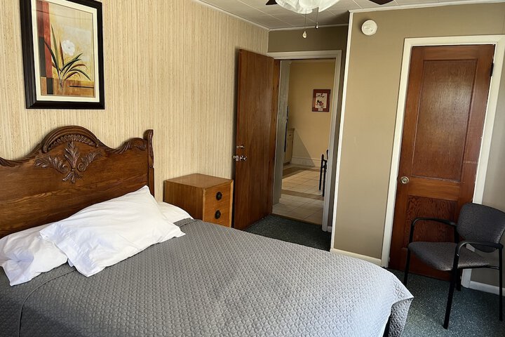 1 Queen Bed (40 of 45)