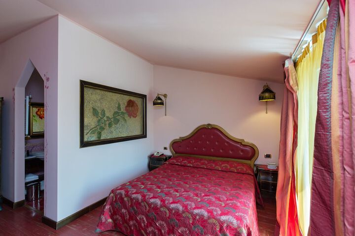 Room 8 of 99