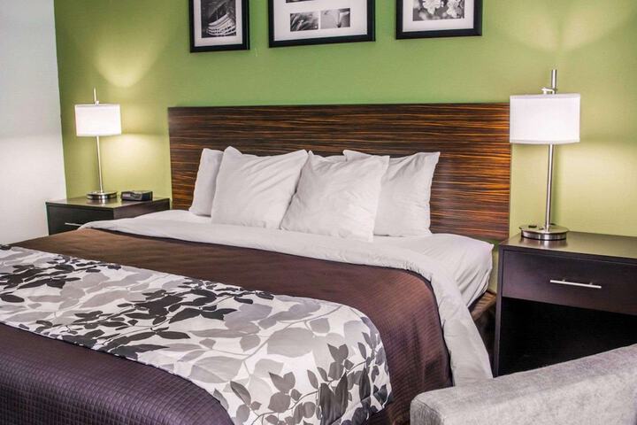 1 King Bed (1 of 4)