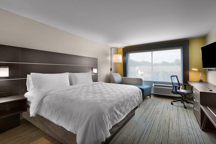 1 King Bed (2 of 4)