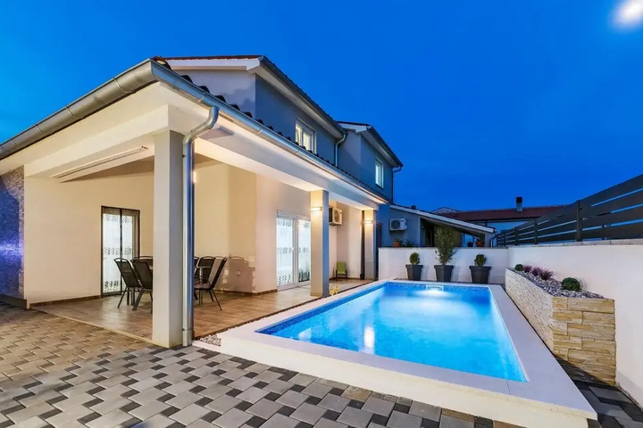 Pool 14 of 24