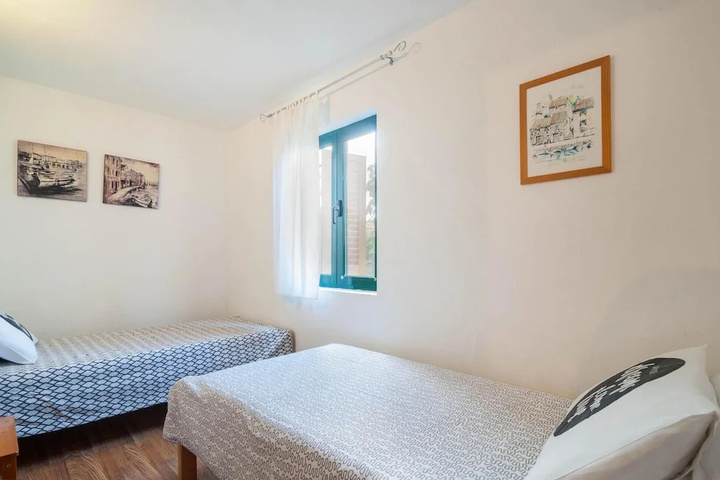 Amazing Home in Mirca with Hot Tub WiFi & 4 Bedrooms