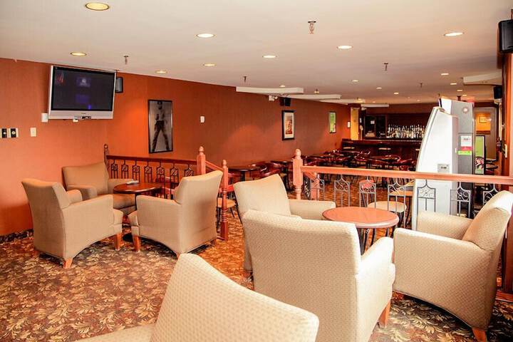 Lounge 20 of 28