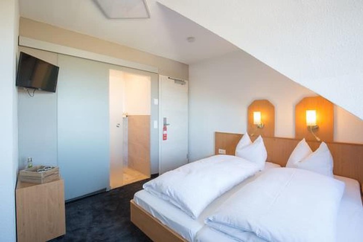 Room 3 of 56