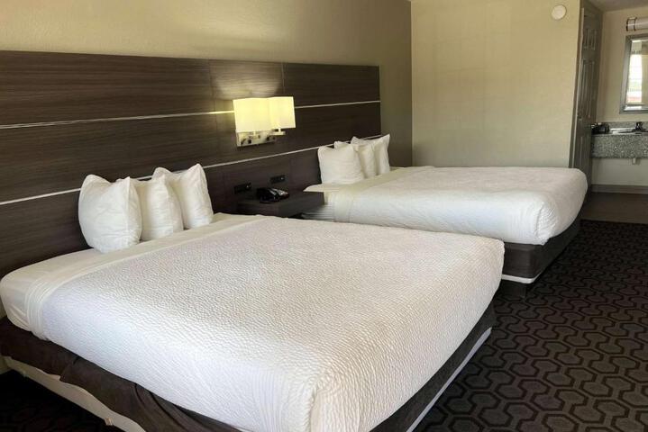 2 Queen Beds (10 of 20)