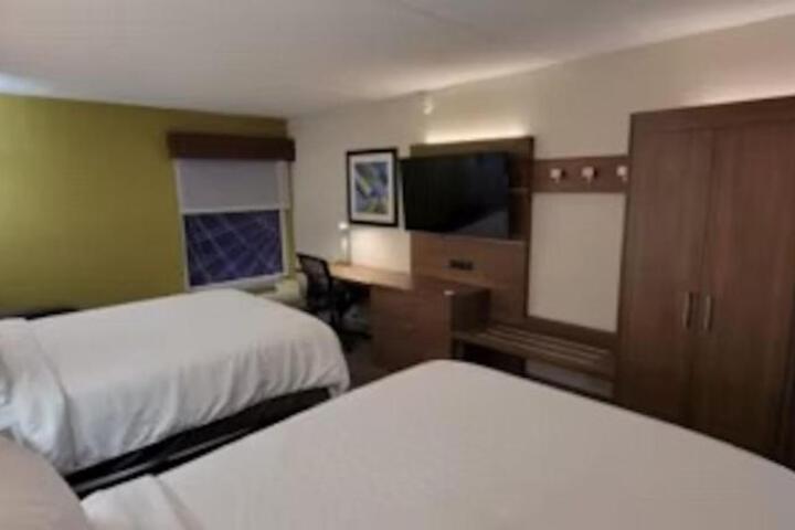 2 Queen Beds (2 of 10)
