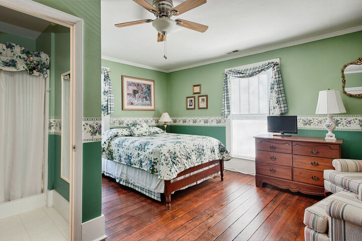 Room 9 of 16