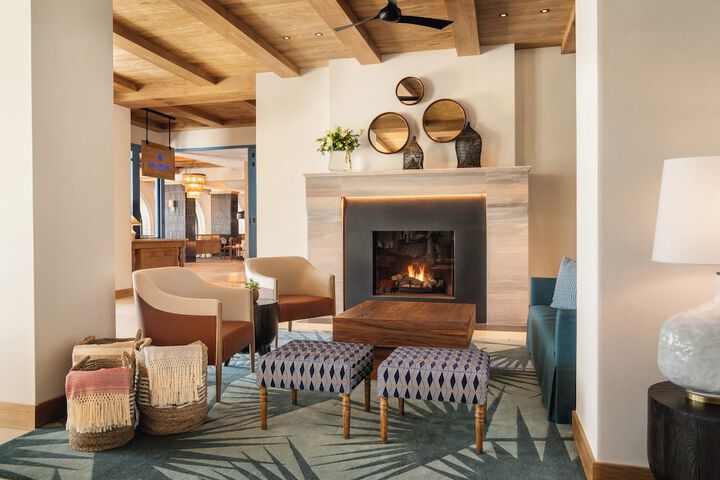 Lobby lounge