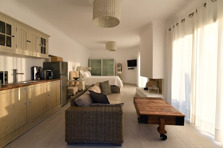 Room 3 of 115
