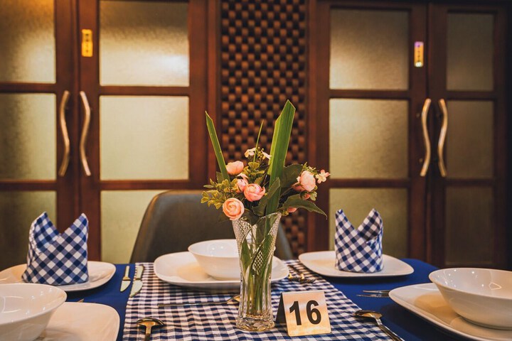 Dining 8 of 25