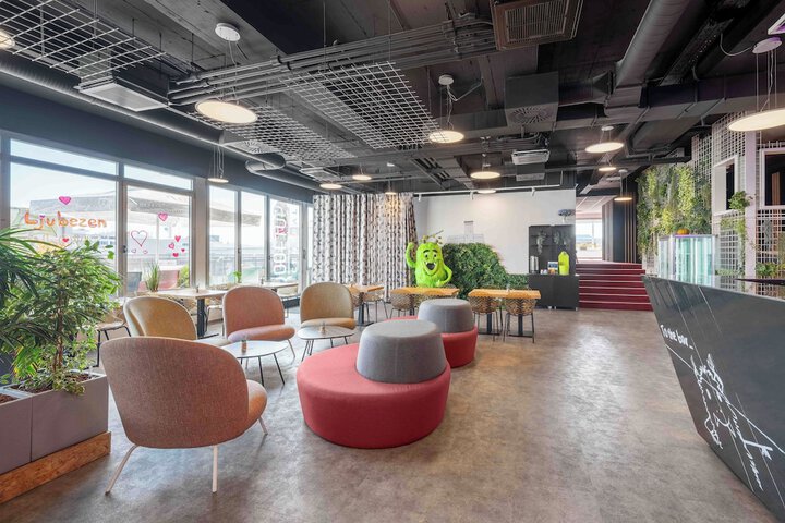 Entrance & Lobby