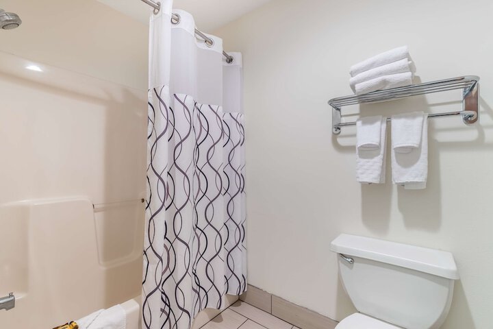 2 Queen Beds Refridgerator High Speed Internet Coffee Maker, Hair Full Breakfast (1 of 9)