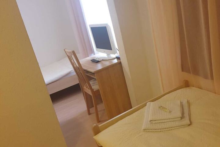 Room 17 of 28