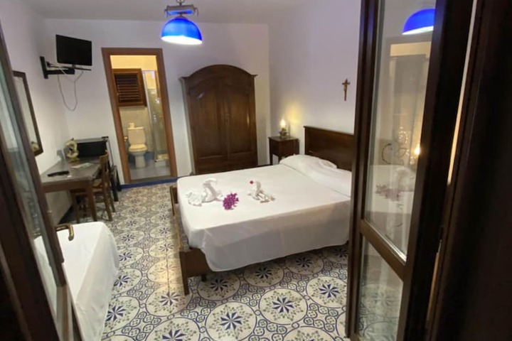 Room 2 of 53