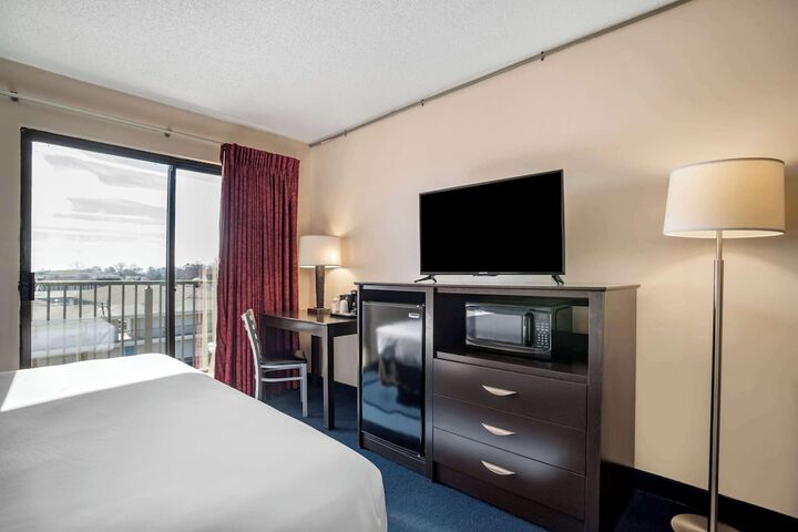 1 King Bed (1 of 19)