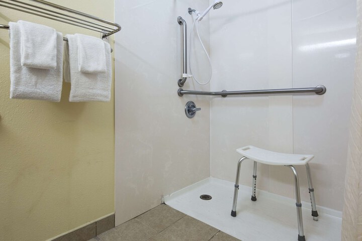 2 Queen Beds Microwave and Refrigerator WiFi Full Breakfast (3 of 4)