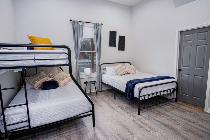 Room 4 of 33