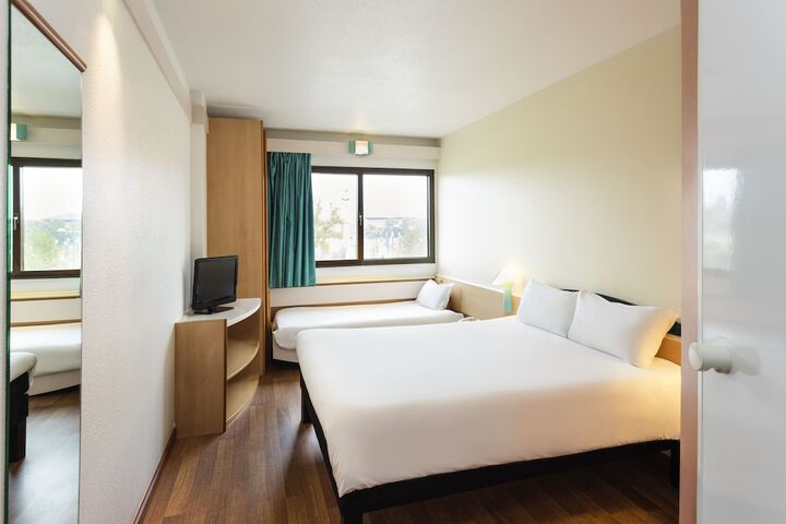 Room 8 of 124