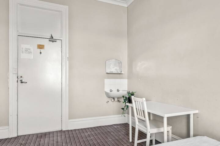 Room 3 of 5