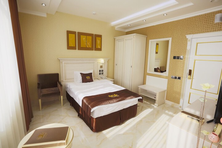 Room 4 of 102