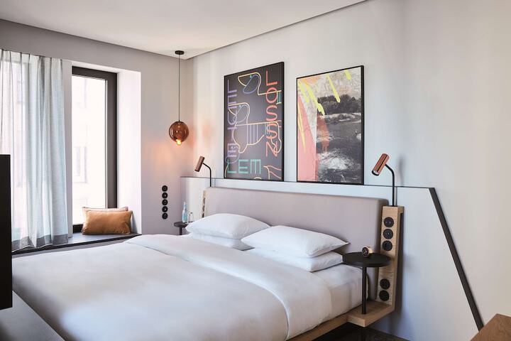 Room 42 of 112