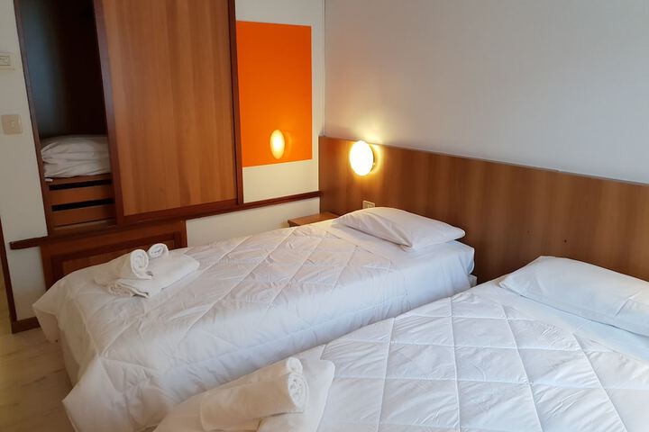 Room 8 of 40