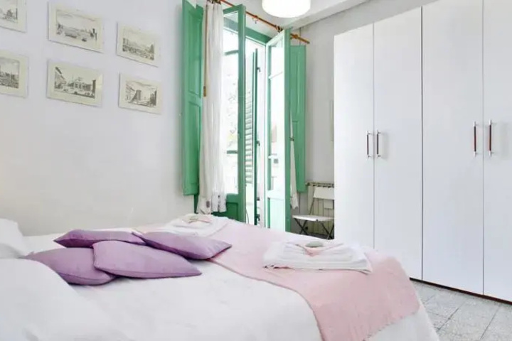 Room 4 of 8
