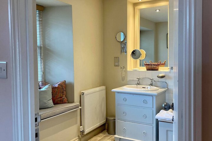 Room 12 of 28