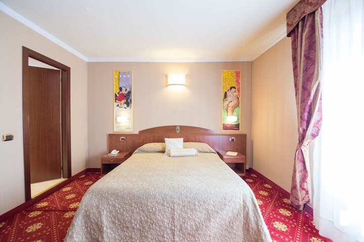 Room 9 of 34