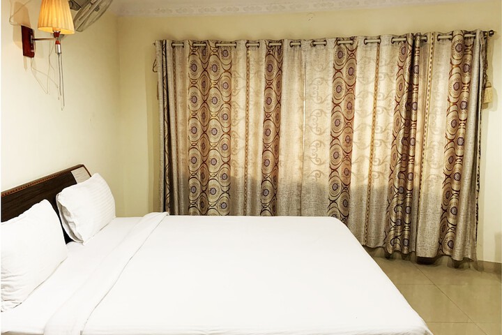 Room 5 of 11