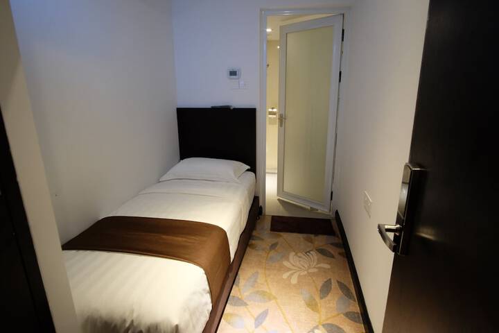 Room 17 of 46