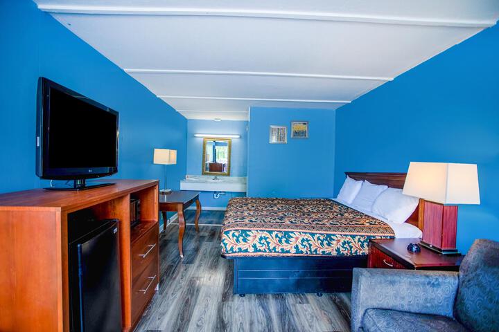 1 King Bed (2 of 12)
