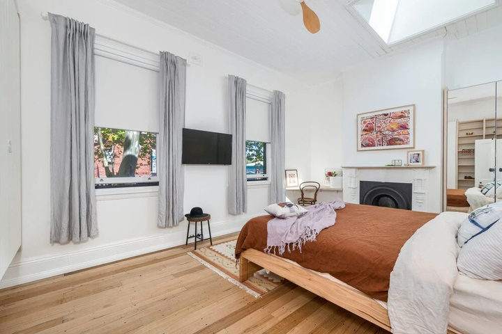 Room 5 of 18