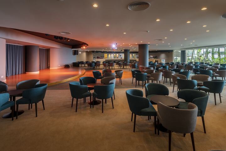 Lounge 114 of 133