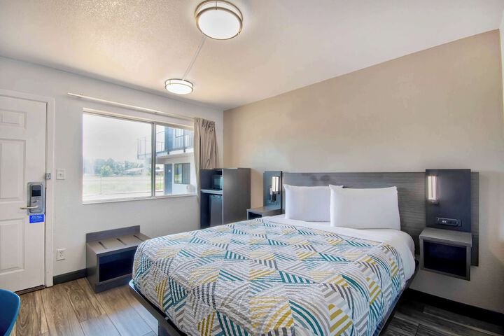 1 Queen Bed (6 of 8)