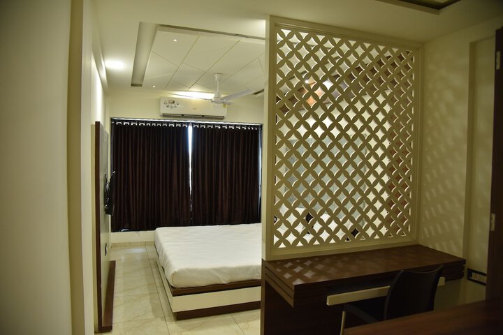 Room 8 of 18