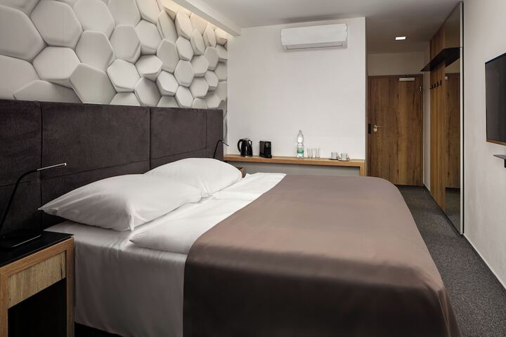 Room 4 of 18
