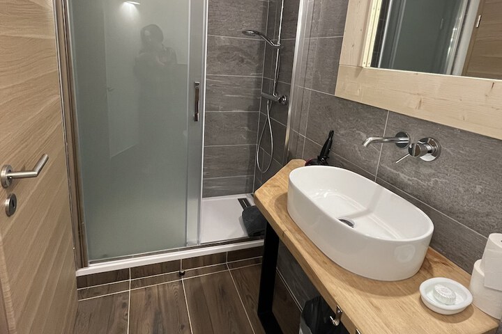 Room 33 of 100
