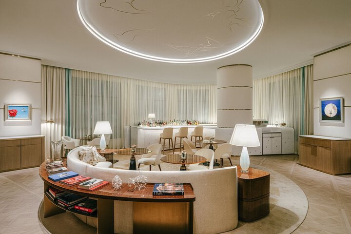 Lounge 71 of 82