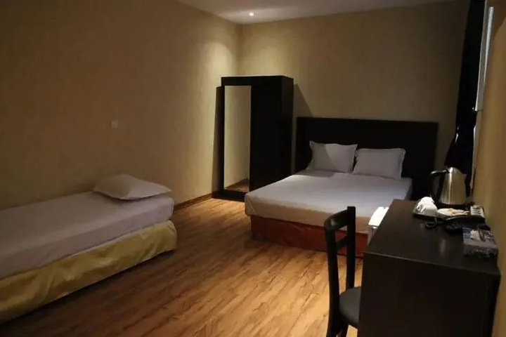 Room 4 of 10