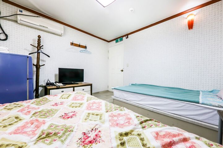 Room 10 of 18
