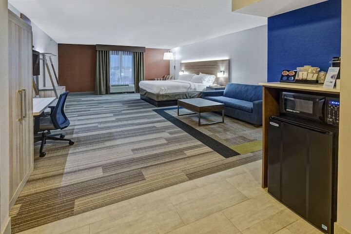 1 King Bed (8 of 13)