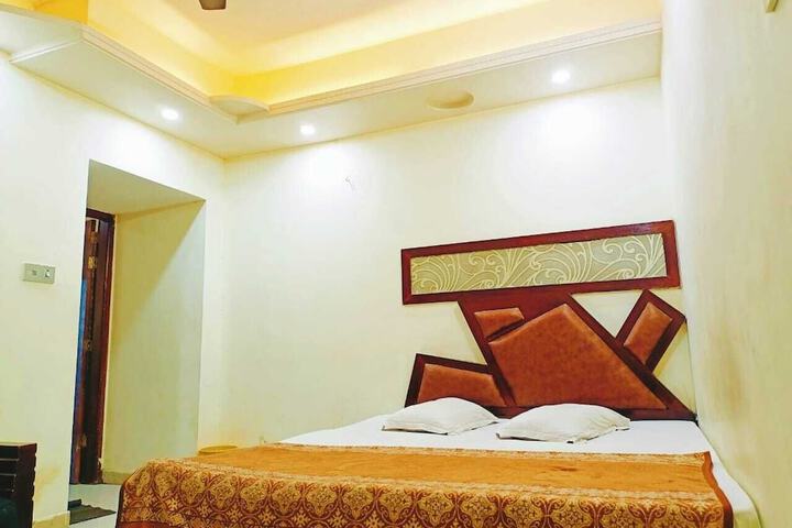 Room 4 of 8